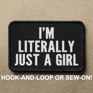 Może przedstawiać: Czarna łatka z białym tekstem, który brzmi "I'M LITERALLY JUST A GIRL". Łatka jest do mocowania na rzep lub do przyszycia.