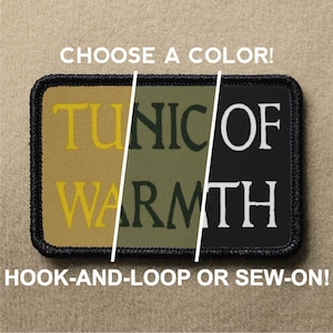 Könnte beinhalten: Ein schwarzer, grüner und gelber Patch mit dem Text "TUNIC OF WARMTH" in einer Vintage-Schriftart. Der Patch ist in Klett- oder Nähvariante erhältlich.