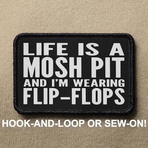 Pode incluir: Patch preto e branco com o texto "LIFE IS A MOSH PIT AND I'M WEARING FLIP-FLOPS" em um fundo preto. O patch tem uma borda preta e é rotulado como "HOOK-AND-LOOP OR SEW-ON!"