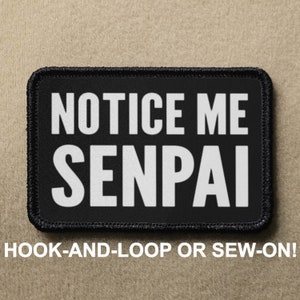 Puede incluir: Parche rectangular negro con las palabras "NOTICE ME SENPAI" en letras blancas. El parche tiene un borde negro y el texto "HOOK-AND-LOOP OR SEW-ON!" en blanco.