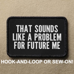 Può includere: Toppa nera con testo bianco che recita "THAT SOUNDS LIKE A PROBLEM FOR FUTURE ME". La toppa è per l'attacco a strappo o da cucire.