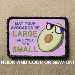 Puede incluir: Un parche bordado de color rosa y verde con un aguacate de dibujos animados que lleva gafas de sol. El texto en el parche dice "May your avocados be large and your pits small". El parche es para enganchar y sujetar o coser.