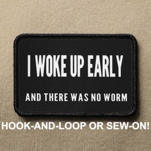 Op de afbeelding: Zwarte en witte geborduurde patch met de tekst "I woke up early and there was no worm". De patch is ontworpen om met klittenband te worden bevestigd of vastgenaaid.