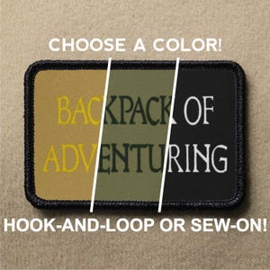Könnte beinhalten: Ein gestickter Aufnäher in Schwarz, Grün und Braun mit dem Text "BACKPACK OF ADVENTURING" und den Worten "HOOK-AND-LOOP OR SEW-ON!" darunter.