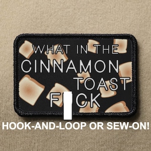 Könnte beinhalten: Schwarzer Patch mit weißem Text, der "WHAT IN THE CINNAMON TOAST FCK" lautet, mit einem Hintergrund aus braunen Toastbildern. Der Patch hat schwarze Nähte an den Rändern und lautet unten "HOOK-AND-LOOP OR SEW-ON!"