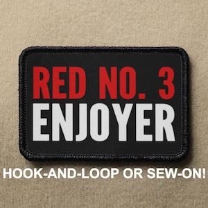 Può includere: Toppa nera con testo rosso che dice "RED NO. 3 ENJOYER" e testo bianco che dice "HOOK-AND-LOOP OR SEW-ON!"