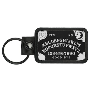 Könnte beinhalten: Ein Set aus drei Keramikbechern mit gesprenkelter, matter Oberfläche. Die Becher sind in den Farben Creme, Hellgrau und Dunkelgrau gehalten. Jeder Becher hat ein schlichtes, minimalistisches Design und einen abgerundeten Henkel.