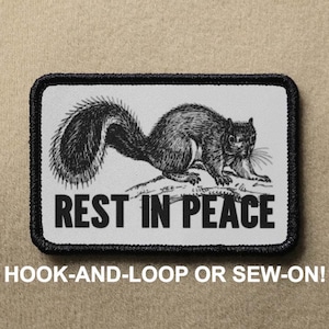 Könnte beinhalten: Schwarz-weiß gestickter Aufnäher mit einem Eichhörnchen und dem Text "Rest in Peace". Der Aufnäher ist auf weißem Untergrund mit schwarzem Rand. Der Aufnäher ist für Klettverschluss oder zum Annähen.