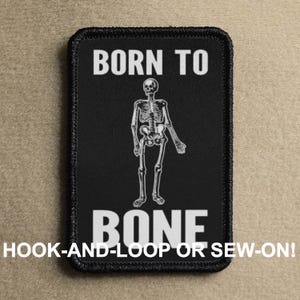 Puede incluir: Parche rectangular negro con una ilustración de esqueleto blanco y las palabras "BORN TO BONE". El parche tiene un borde negro y el texto "HOOK-AND-LOOP OR SEW-ON!" en la parte inferior. Ideal para chaquetas, bolsos u otros artículos de tela.