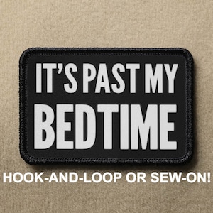 Pode incluir: Remendo preto com texto branco que diz "IT'S PAST MY BEDTIME". O remendo é para fixação de gancho e laço ou para costurar.