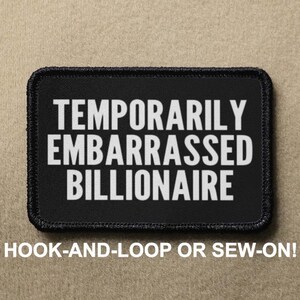 Puede incluir: Parche negro con texto blanco que dice "Temporarily Embarrassed Billionaire". El parche es para sujetar con velcro o coser.