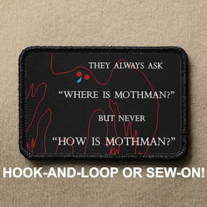 Op de afbeelding: Zwarte patch met rode stiksels die een gestileerde mothman voorstelt met rode ogen en een blauwe traan. De tekst luidt "Ze vragen altijd "Waar is Mothman?" Maar nooit "Hoe gaat het met Mothman?"  Klittenband of naai-op.