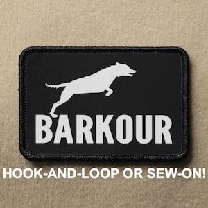 Puede incluir: Parche negro con una silueta blanca de un perro saltando y el texto "BARKOOUR" en blanco.