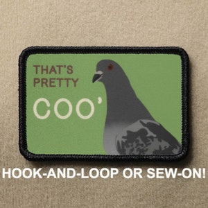 Puede incluir: Un parche bordado verde y negro con una paloma gris y el texto "That's Pretty Coo'" en él. El parche está diseñado para ser cosido o fijado con velcro.