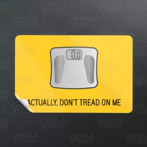 W rzeczywistości Don't Tread On Me Waga DTOM Gadsden Zabawna parodia naklejki morale, kolekcja naklejek Lumola Studio