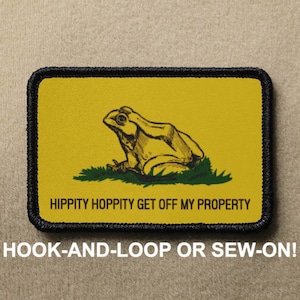 以下が含まれることがあります： 黒い縁取りのある黄色のパッチで、緑色のパッチの上に黒と白の蛙の図柄が描かれています。蛙の下には「HIPPITY HOPPITY GET OFF MY PROPERTY」という文字が黒で印刷されています。このパッチは、フックとループまたは縫い付け用です。
