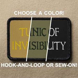 Könnte beinhalten: Ein gestickter Aufnäher in Schwarz, Grün und Braun mit dem Text "TUNIC OF INVISIBILITY" und den Worten "HOOK-AND-LOOP OR SEW-ON!" darunter.