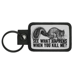 Guarda cosa succede quando il meme dello scoiattolo è un portachiavi con morale innovativo