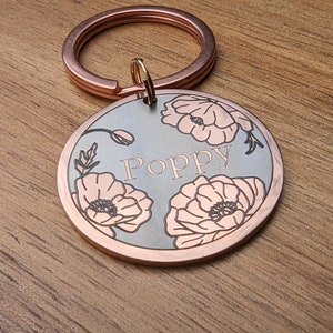 Gepersonaliseerde naamplaat voor huisdieren - Elegante, gepersonaliseerde naamplaat voor honden in zilver, goud, roségoud of zwart | Ontwerp met klaproos voor honden, katten en paarden