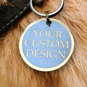 Könnte beinhalten: Ein blaues und goldenes Hundehalsband aus Metall mit dem Text "YOUR CUSTOM DESIGN" eingraviert.
