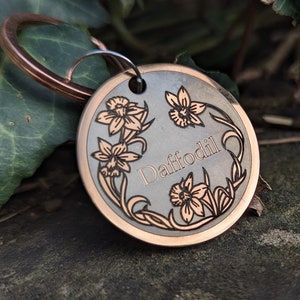 Anpassade graverade husdjursbrickor i silver, guld, roséguld och svart - Personliga hund- och katt-ID, namnbrickor, blomdesign
