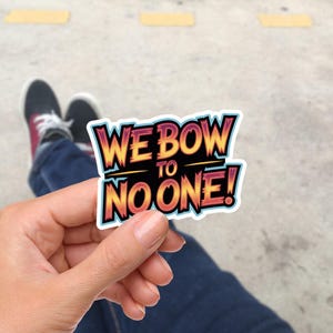 Peut inclure: Ensemble de trois mugs en céramique avec une finition mate et mouchetée. Les mugs sont de couleur crème, gris clair et gris foncé. Chaque mug a un design simple et minimaliste.