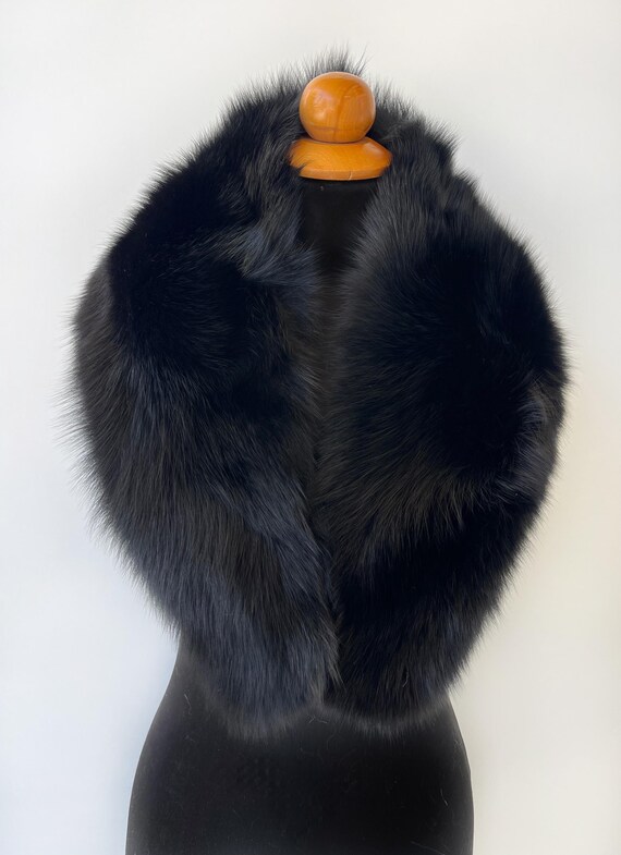 Il collo di pelliccia. Una soluzione per il cappotto da uomo Il collo di pelliccia. Una soluzione per il cappotto da uomo