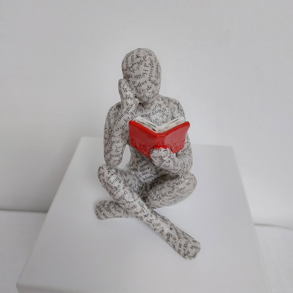 Lesende Skulptur mit Podest , Buch Deko , Geschenk , Kleine Deko Figur , Kunstfreund