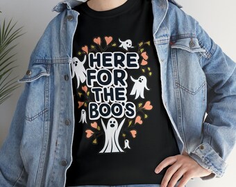 Może przedstawiać: Czarny T-shirt z białym nadrukiem przedstawiającym drzewo duchów z tekstem "Here for the Boo's".