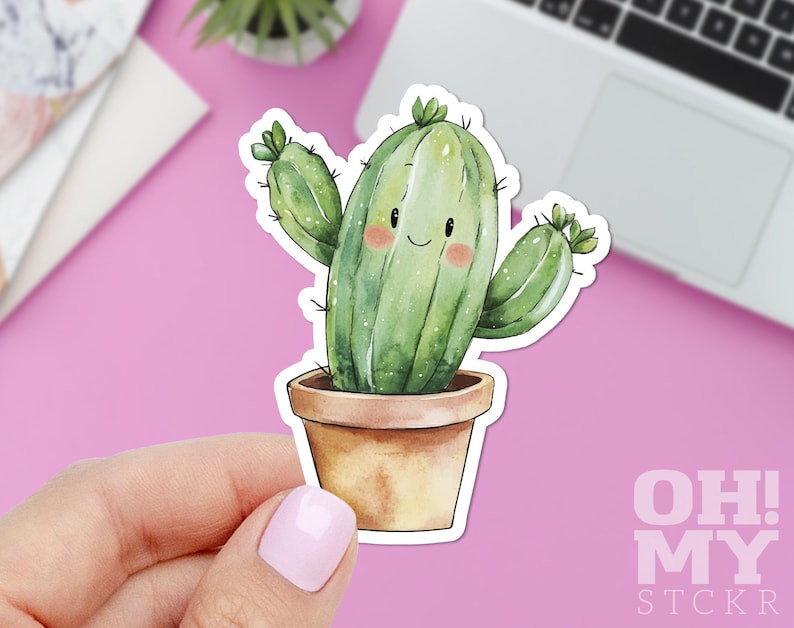 Op de afbeelding: Een glimlachende cartoon-cactus in een bruine pot met groene en witte aquareldetails. De cactus heeft een vrolijk gezicht en zwaait.