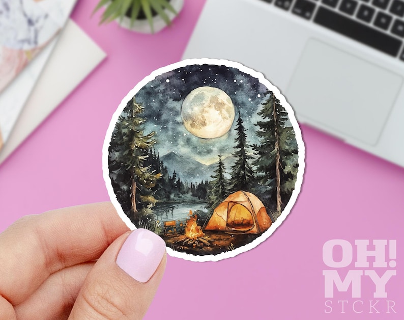 Puede incluir: Una ilustraci&oacute;n de acuarela de un campamento bajo la luna llena. La escena presenta una tienda de campa&ntilde;a, una fogata y &aacute;rboles silueteados contra el cielo nocturno. La luna es de un blanco brillante con un suave resplandor.