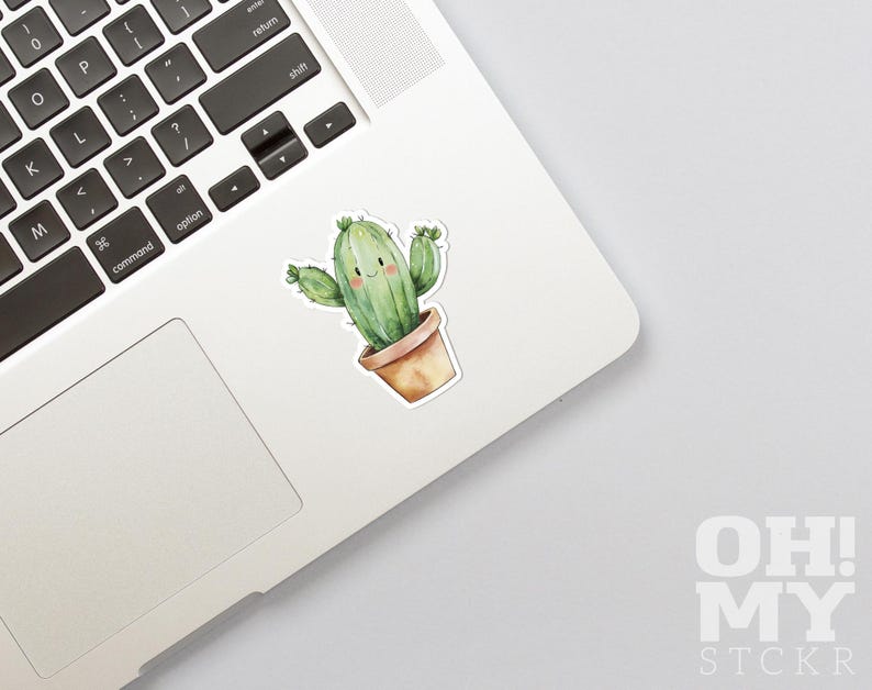 Op de afbeelding: Een aquarel-illustratie van een glimlachende cactus in een bruine pot. De cactus is groen en heeft een paar stekels. De illustratie is op een witte achtergrond.