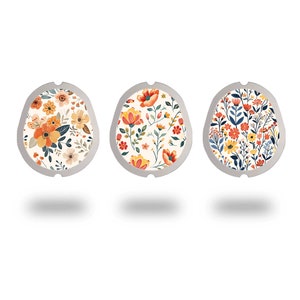Può includere: Tre adesivi rotondi, bianchi, con motivi floreali e bordo argentato. Gli adesivi presentano diversi motivi floreali con fiori rossi, arancioni, gialli, blu e verdi.