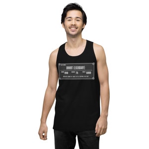 Könnte beinhalten: Schwarzes Tanktop mit einer weißen Grafik eines Videospiel-Charakter-Statistikbildschirms. Der Text auf dem Bildschirm lautet "BUHURI (LEGENDARY)" mit den Statistiken "Wert: 5000", "Gewicht: 75" und "Rüstung: 2010".