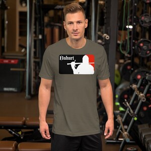 Puede incluir: Una camiseta verde de manga corta con un logotipo negro y rojo que representa a un caballero sosteniendo una espada. El logotipo dice "Buhurt" en texto blanco.