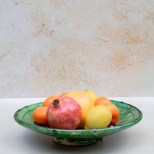 Plato pedestal verde Tamegroute – Plato de cerámica marroquí hecho a mano (20-30 cm)