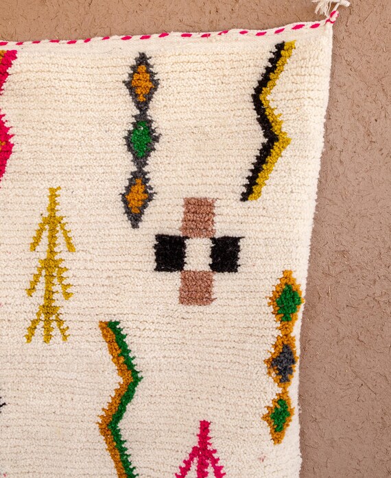 手織りモロッコウールラグ：本物のベルベルデザイン（145 cm x 110 cm