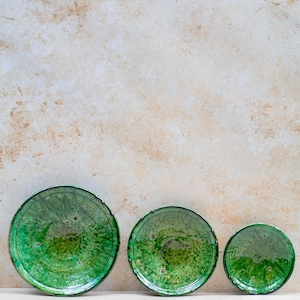 Plato de pedestal verde Tamegroute – Fuente de cerámica marroquí hecha a mano (20–40 cm)