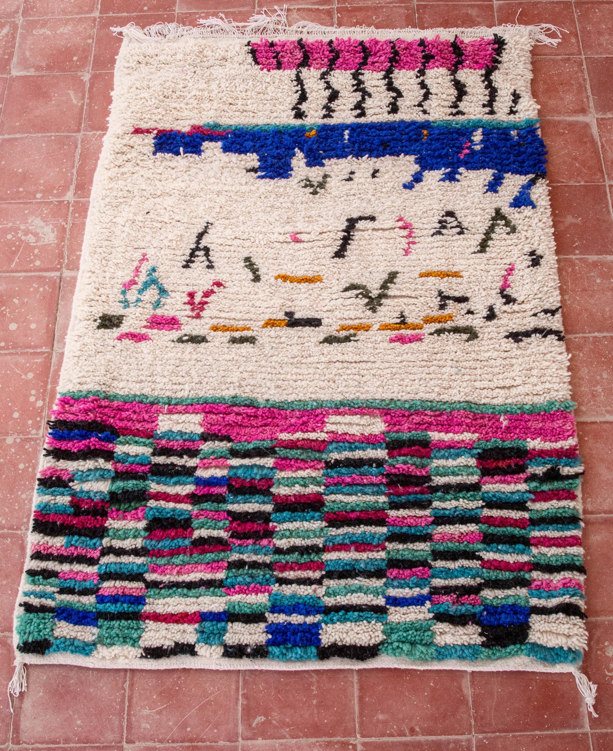 手織りモロッコウールラグ：本物のベルベルデザイン（145 cm x 110 cm