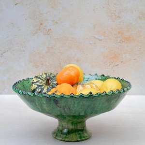 Tamegroute fruitschaal op voetstuk groen of okergeel handgemaakte Marokkaanse keramische serveerschaal