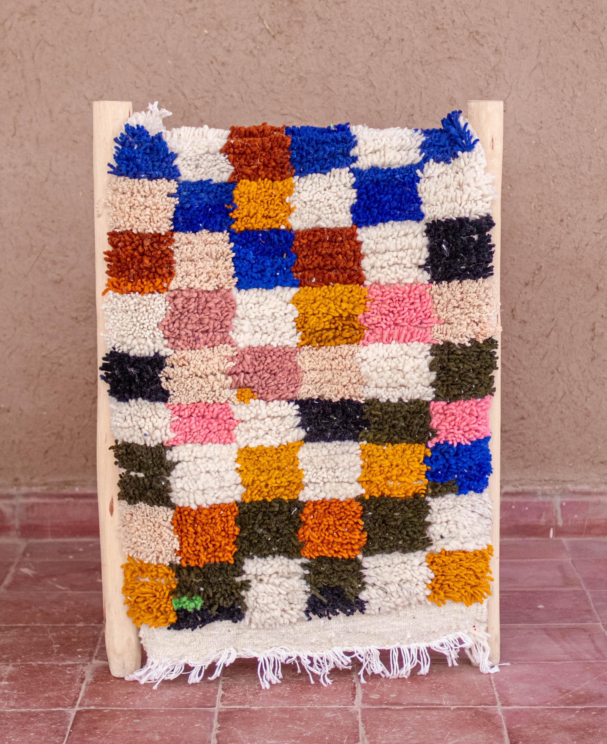 小さなカラフルなモロッコラグ：手織りベルベルウールのアジラルラグ