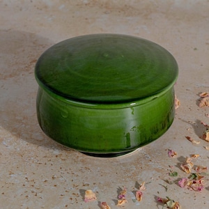 Pote de cerâmica marroquina com tampa, feito à mão, com esmalte verde.