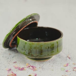 Jarra marroquí verde con tapa / Tarro de cerámica hecho a mano, joyero, pequeño, de cerámica, decoración bohemia