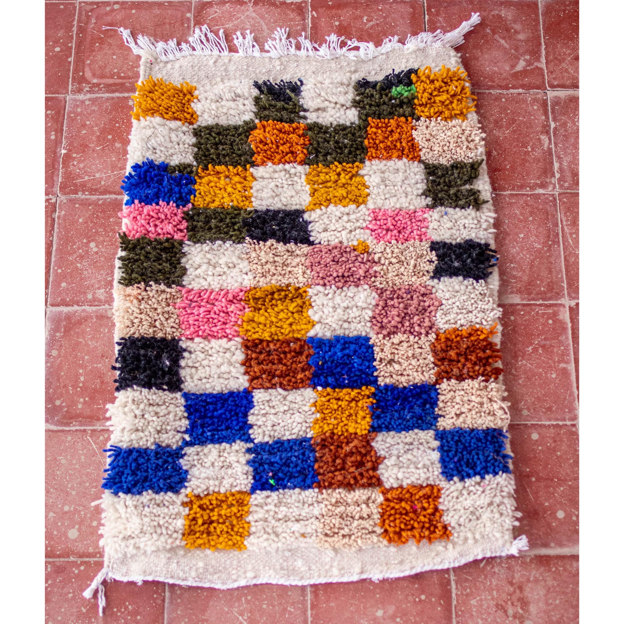 小さなカラフルなモロッコラグ：手織りベルベルウールのアジラルラグ