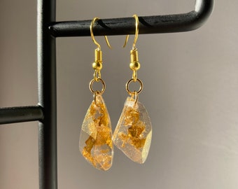 Boucles d'oreilles géométriques en résine, Paire de boucles asymétriques dorées, Inspiration fêtes de fin d'années, Noël et Jour de l'An