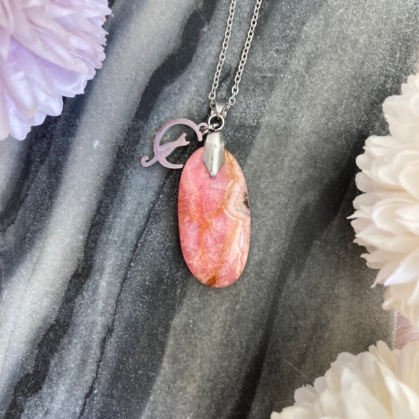 Collier Rhodochrosite, Pierre naturelle, Lithothérapie, Croissant de Lune, Pendentif Rhodochrosite et breloque Chat en acier inoxydable