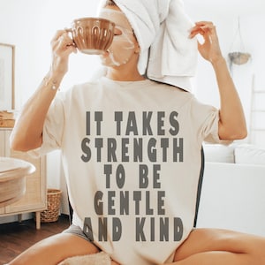 Camiseta "É preciso força para ser gentil e amável" | Camiseta Comfort Colors 1717 | Camiseta com frase inspiradora | Camiseta de algodão macio com estampa