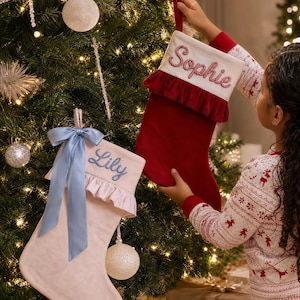 Personliga julklappsset, familjebroderade klassiska sammetsstickade julklappsstrumpor med namn, julgransdekoration