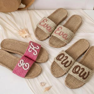 Ciabatte boho in paglia lavorate all'uncinetto e fatte a mano, ciabatte personalizzate per sposa e damigella d'onore, sandali da spiaggia a piedi nudi, regali per la festa della mamma, regali per damigelle d'onore