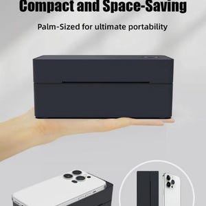 Puede incluir: Una impresora térmica rectangular de color negro mate con un diseño de casete sin papel. El dispositivo es compacto, cabe en la palma de la mano y es portátil, con el texto: Mini Size for Easy-Carry, Paper-Free Cassette Design, Compact and Space-Saving, Palm-Sized for ultimate portability y As small as your smartphone.